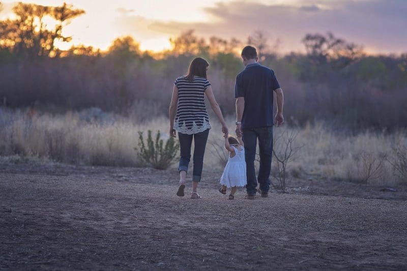 Die richtige Risikolebensversicherung für Paare 1 Familie im Abendlicht