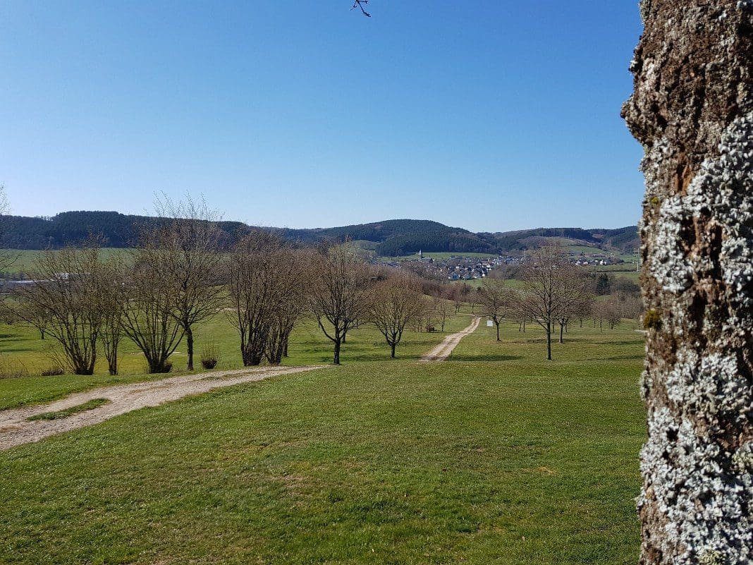 Heldener Arbeitsgruppe „RuHe-Pfad – Rund um Helden“ freut sich über LEADER-Förderzusage 5 ruhe pfad blick ueber den golfplatz richtung helden