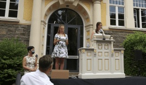 Abitur-Zeugnisübergabe am Rivius Gymnasium unter freiem Himmel 2 Abi 2020 Rivius Gymnasium Attendorn