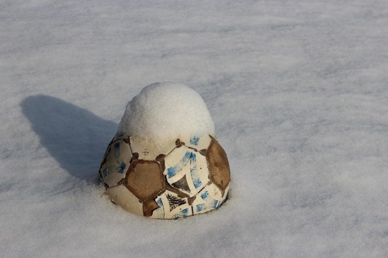Sport im Freien - Fussbal im Schnee