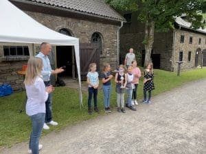 Kreisheimatbund Olpe übergibt Siegerpokal an der Wendener Hütte 1 ehrung der schuler durch andrea arens und jochen ritter