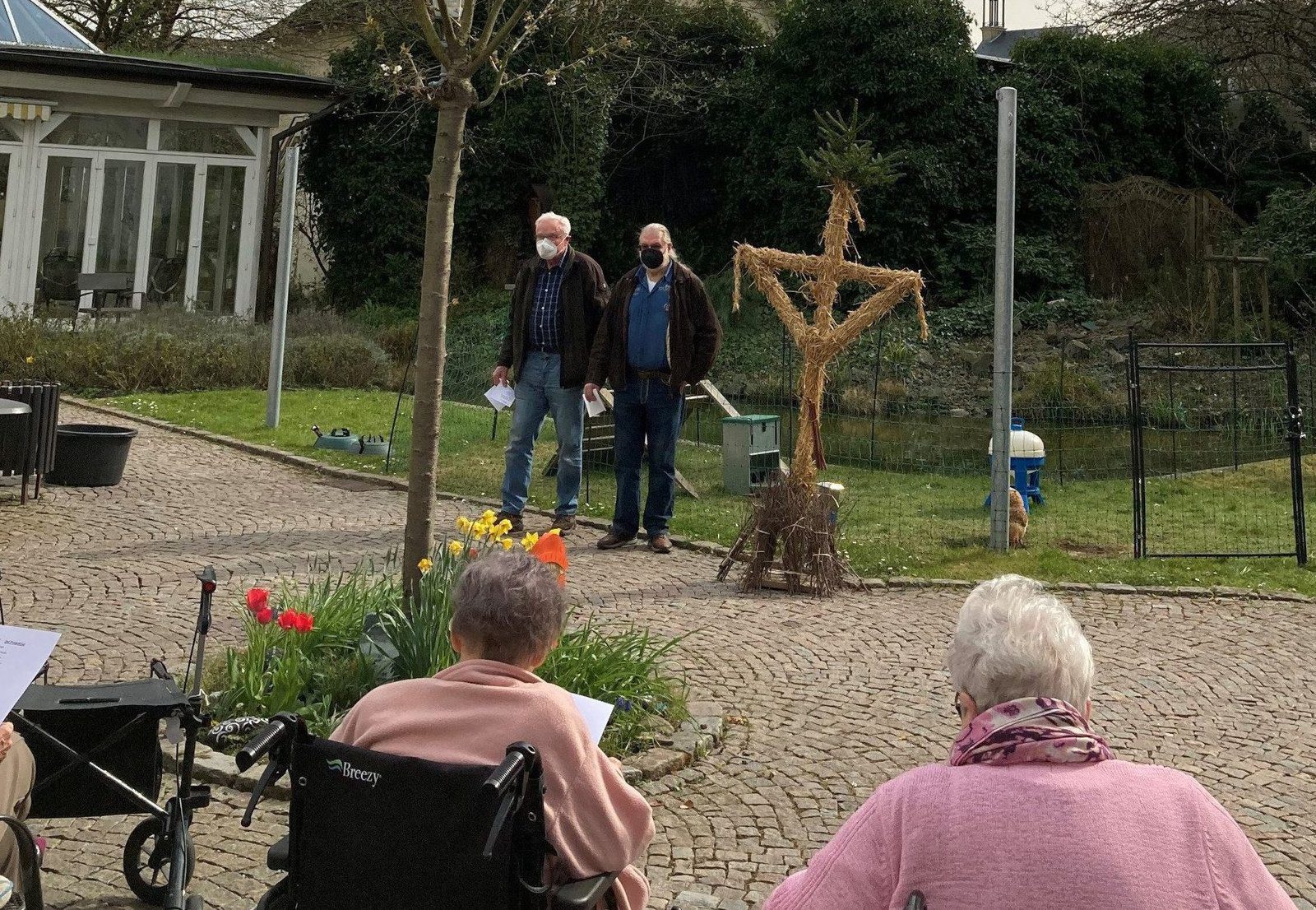 Attendorner Poorten bringen Osterbrauchtum ins Caritas-Zentrum Attendorn 4 2022 04 13 poskekruez ssl 2 e1649928651761