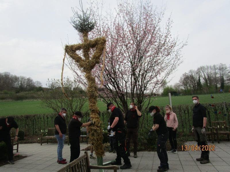 Attendorner Poorten bringen Osterbrauchtum ins Caritas-Zentrum Attendorn 1 img 2436