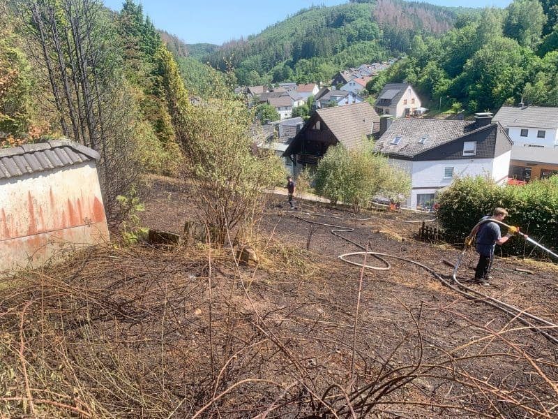 Vegetationsbrand bedrohte Wohnhäuser 3 Vegetationsbrand - Attendorn-Lichtringhausen
