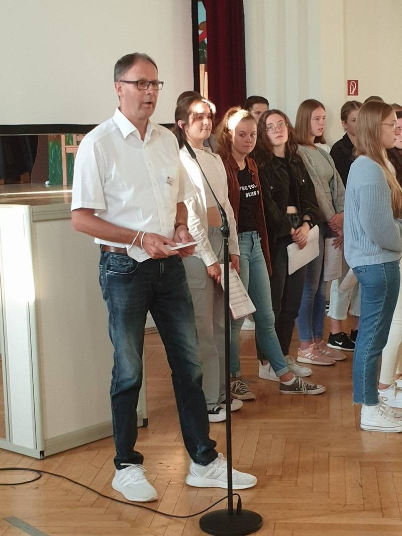 Delegationen aus ganz Europa treffen sich zum interkulturellen Lernen 5 fremdsprachenkoordinator markus aufderlandwehr bei der begrussung