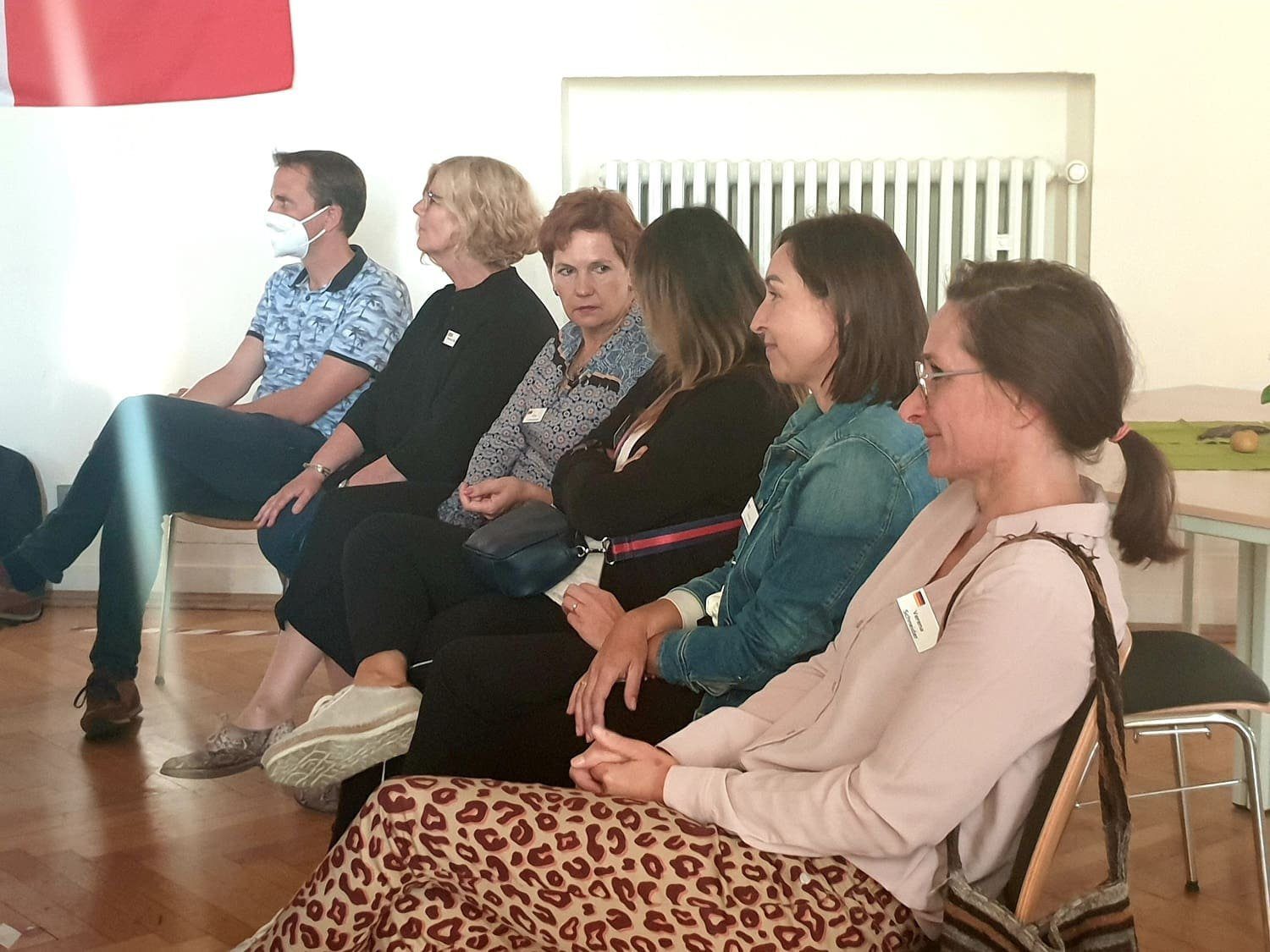 Delegationen aus ganz Europa treffen sich zum interkulturellen Lernen 6 kevin risch und verena schneider mit einigen der begleitenden kolleginnen