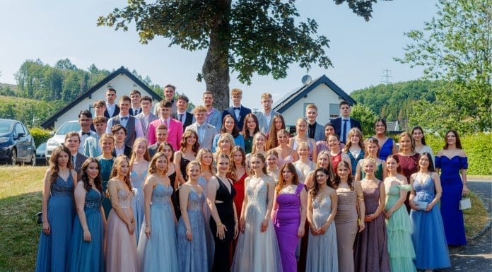 62 Abiturientinnen und Abiturienten - Rvius Gymnasium Attendorn (Foto: Gerrit Cramer)